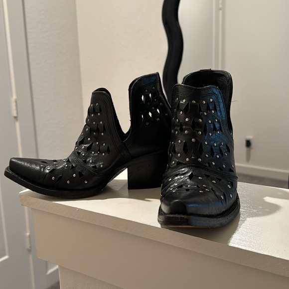 Black leather/silver studded ariat short boots - Picture 2 of 6